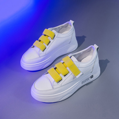 Naiste kõrge lameda tallaga nahast tossud