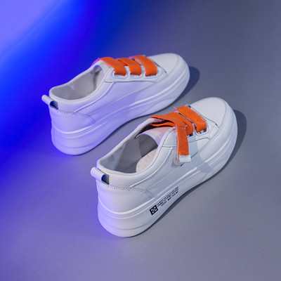 Naiste kõrge lameda tallaga nahast tossud