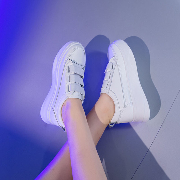 Naiste kõrge lameda tallaga nahast tossud