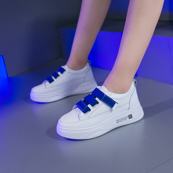 Naiste kõrge lameda tallaga nahast tossud