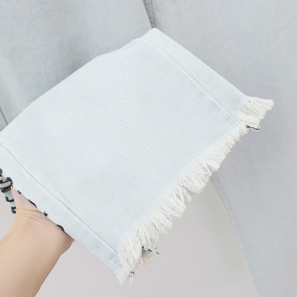 Blugi de dama lejeri model drept cu inscriptie brodata