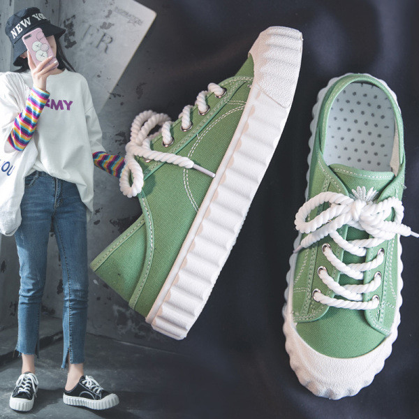 Naiste vabaaja tossud tikandiga