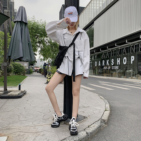 Tenisi moderni de damă cu limbă lungă