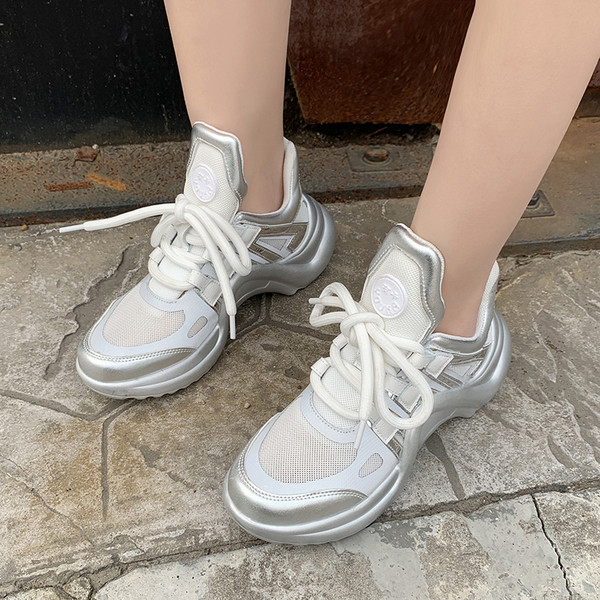 Tenisi moderni de damă cu limbă lungă