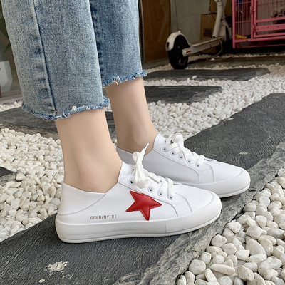 Valged aplikatsiooniga naiste tossud