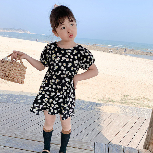 Lühikeste varrukate ja prindiga lastekleit – karikakrad