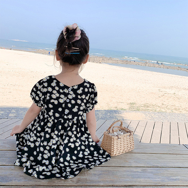 Lühikeste varrukate ja prindiga lastekleit – karikakrad