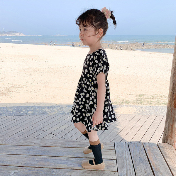 Lühikeste varrukate ja prindiga lastekleit – karikakrad