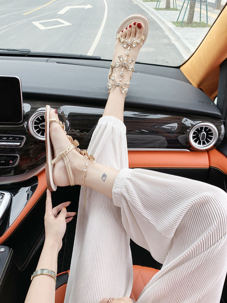 Sandale de damă elegante, cu talpă plată și un element-pietre