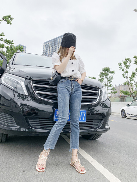 Sandale de damă elegante, cu talpă plată și un element-pietre