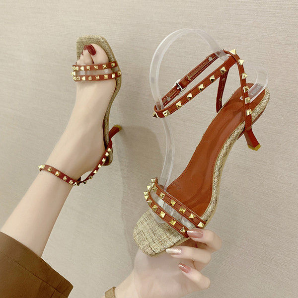 Sandale de dama actuale cu toc subtire jos si nituri metalice