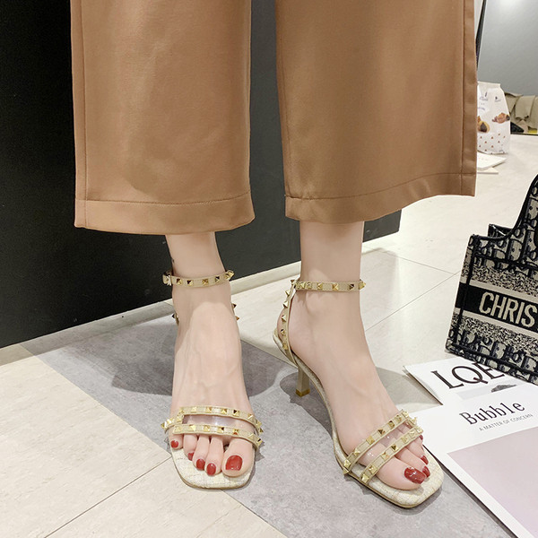 Sandale de dama actuale cu toc subtire jos si nituri metalice