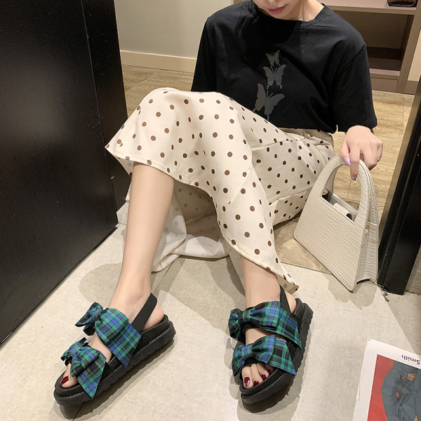 Jauns sieviešu sandaļu modelis ar audekla lentēm