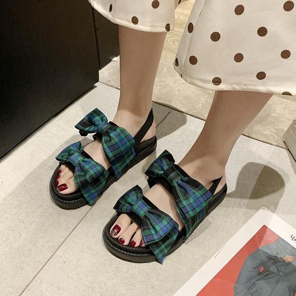 Jauns sieviešu sandaļu modelis ar audekla lentēm