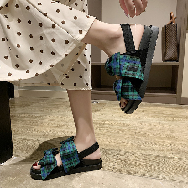 Jauns sieviešu sandaļu modelis ar audekla lentēm