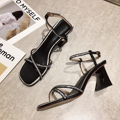 Sieviešu sandales ar zemu kvadrātveida papēdi un ādas lencēm