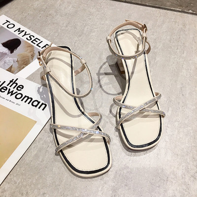 Sieviešu sandales ar zemu kvadrātveida papēdi un ādas lencēm