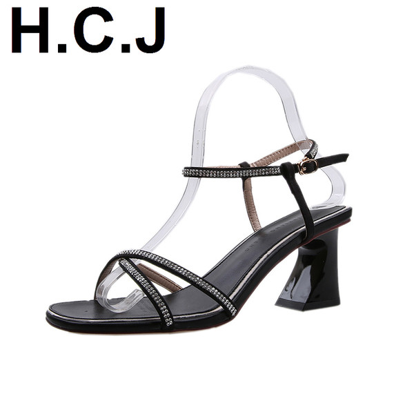 Sieviešu sandales ar zemu kvadrātveida papēdi un ādas lencēm