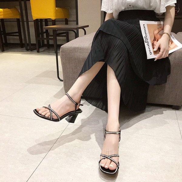 Sieviešu sandales ar zemu kvadrātveida papēdi un ādas lencēm