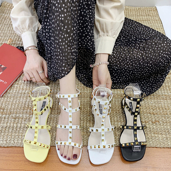 Sandale de dama moderne cu nituri metalice si talpa plata