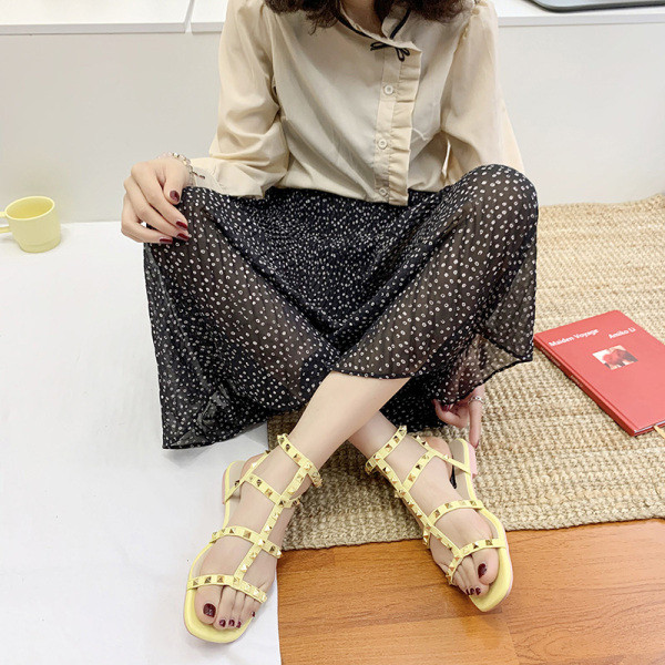 Sandale de dama moderne cu nituri metalice si talpa plata