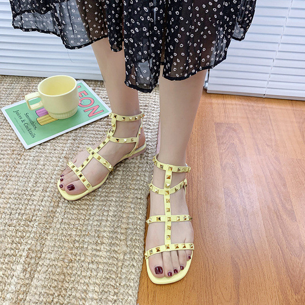 Sandale de dama moderne cu nituri metalice si talpa plata