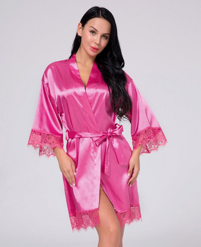 Дамски халат от сатен с V-образно деколте и дантелени елементи
