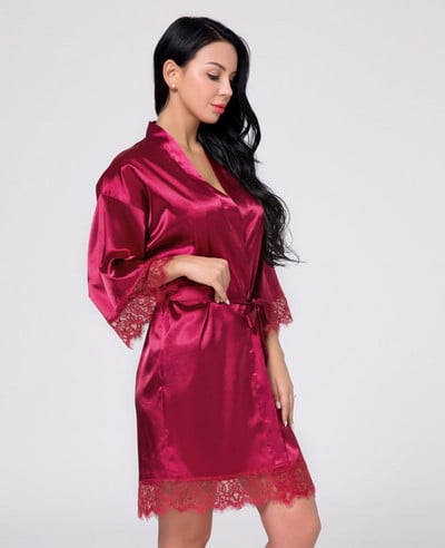 Дамски халат от сатен с V-образно деколте и дантелени елементи