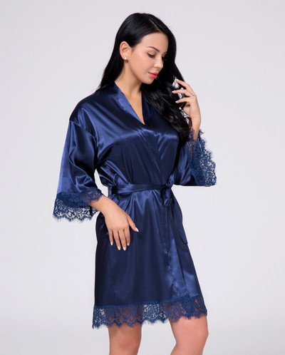 Дамски халат от сатен с V-образно деколте и дантелени елементи