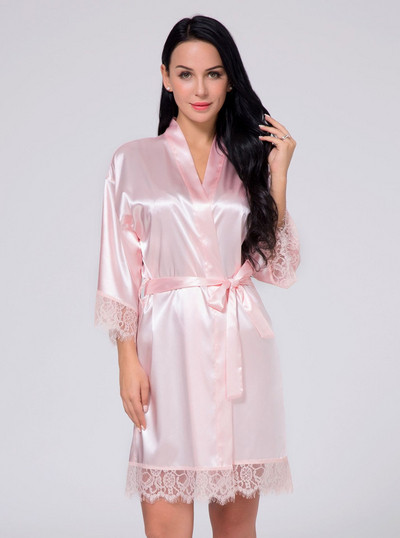 Дамски халат от сатен с V-образно деколте и дантелени елементи