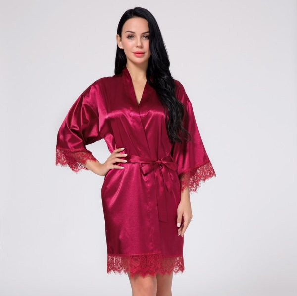 Дамски халат от сатен с V-образно деколте и дантелени елементи 