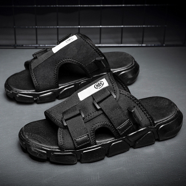 Praegused kareda talla ja plaastritega meeste sussid