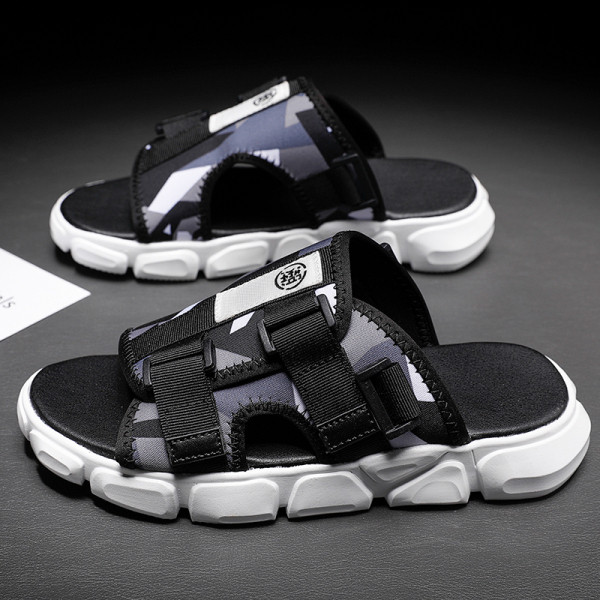 Praegused kareda talla ja plaastritega meeste sussid