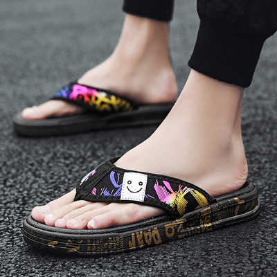 Värviliste kirjadega vabaaja meeste sussid üle sõrme