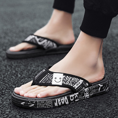 Värviliste kirjadega vabaaja meeste sussid üle sõrme