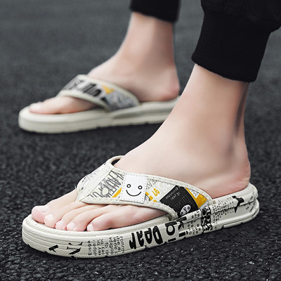 Värviliste kirjadega vabaaja meeste sussid üle sõrme