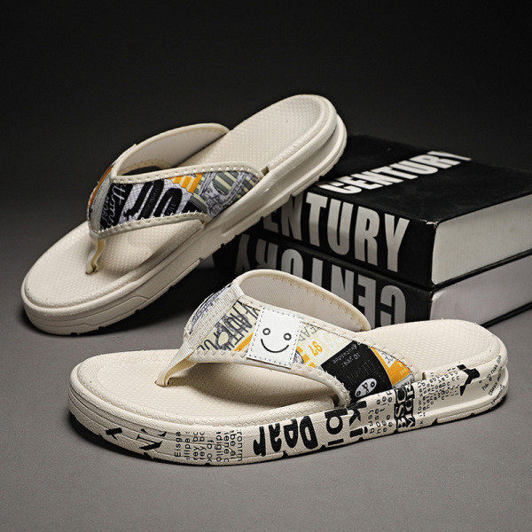 Värviliste kirjadega vabaaja meeste sussid üle sõrme