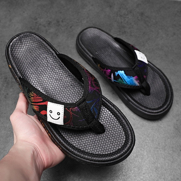 Värviliste kirjadega vabaaja meeste sussid üle sõrme