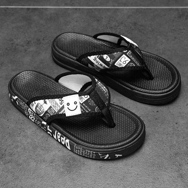 Värviliste kirjadega vabaaja meeste sussid üle sõrme