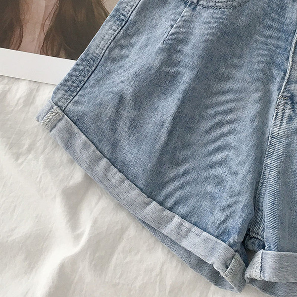 Naiste lühikesed teksapüksid vöö ja taskutega