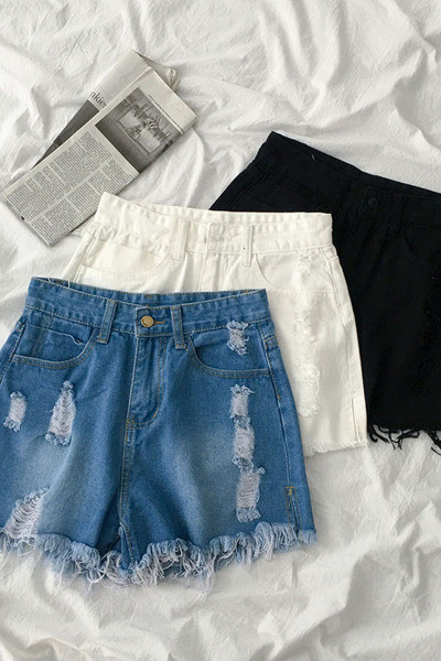 Īsi džinsi ar augstu vidukli un saplēstiem motīviem