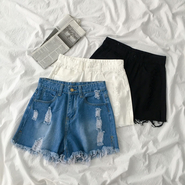 Īsi džinsi ar augstu vidukli un saplēstiem motīviem