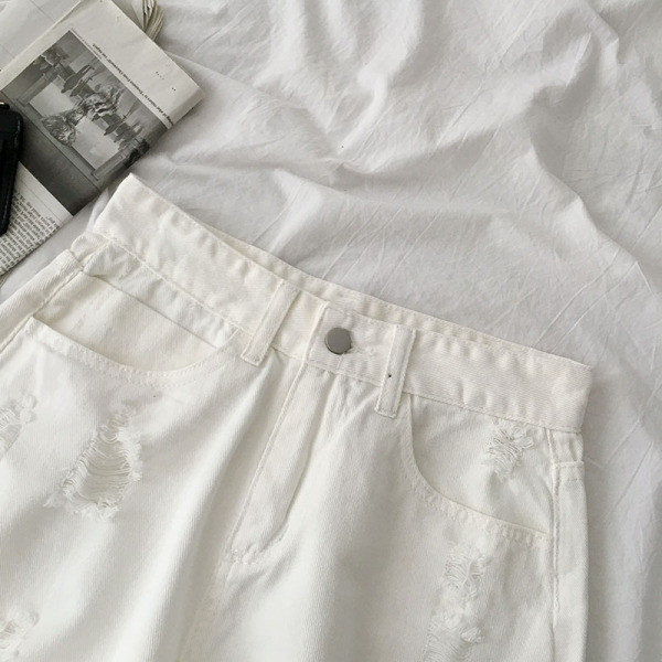 Īsi džinsi ar augstu vidukli un saplēstiem motīviem