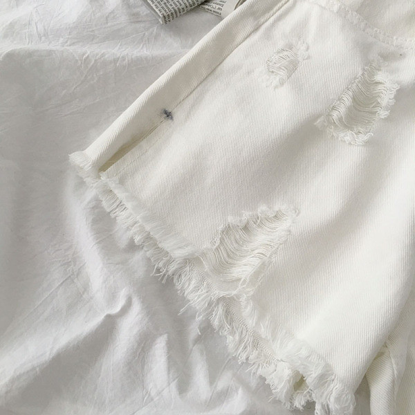 Īsi džinsi ar augstu vidukli un saplēstiem motīviem