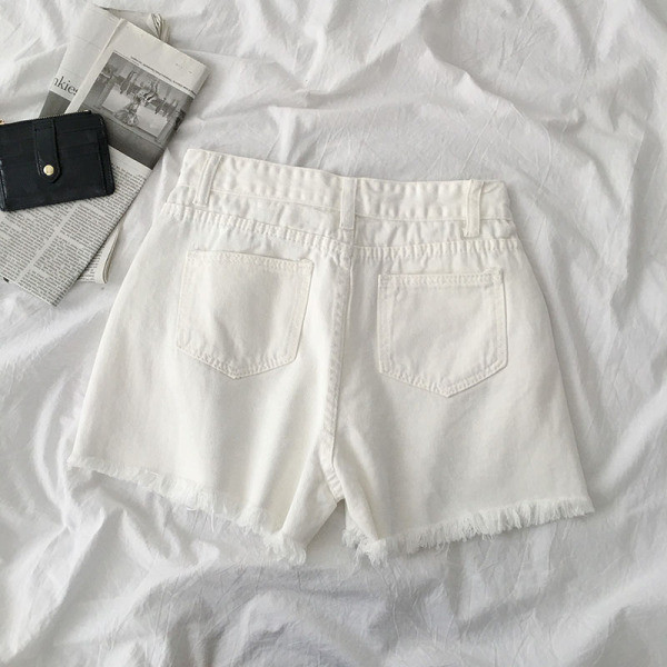 Īsi džinsi ar augstu vidukli un saplēstiem motīviem