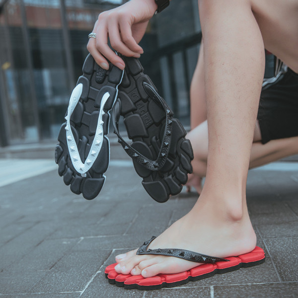 Meeste vabaaja sussid üle sõrme aasadega