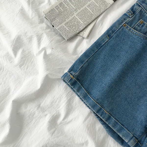 Blugi scurti de dama cu buzunare si motive rupte