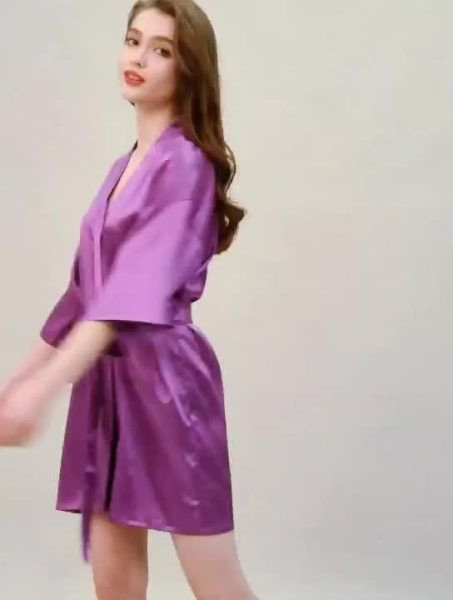 Дамски халат от сатен - изчистен модел 