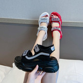 Sieviešu ikdienas sandales ar augstām zolēm un akmeņiem