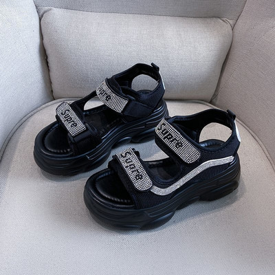 Sieviešu ikdienas sandales ar augstām zolēm un akmeņiem